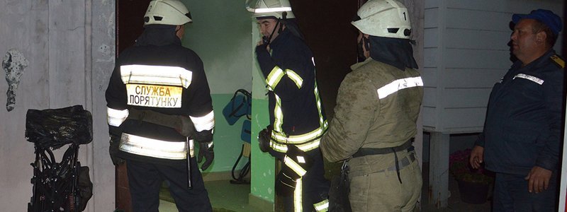 В центре Днепра горел дом: из огня спасли 33 жильцов и 2 детей