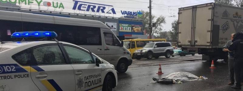 В Днепре возле Terra грузовик насмерть сбил женщину и скрылся с места аварии