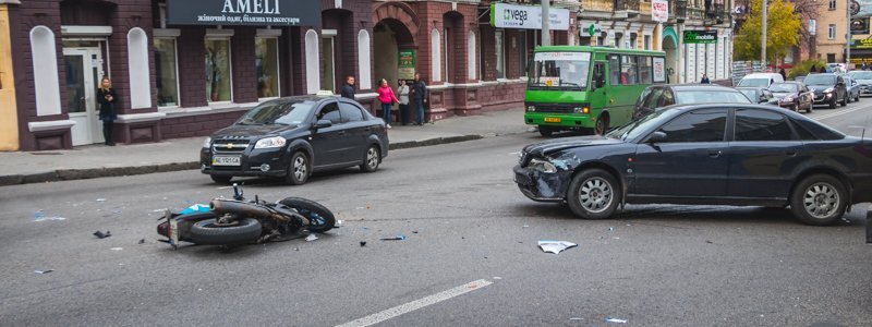 В центре Днепра столкнулись Audi и мотоцикл: образовалась огромная пробка