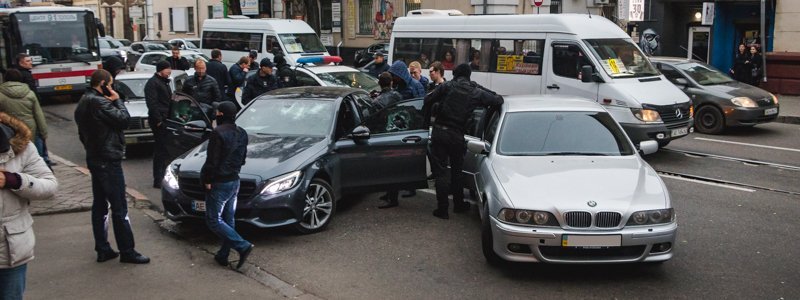 Разбитые авто и испуганные люди: в центре Днепра спецназ задерживал преступников