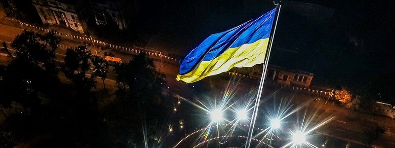 В Днепре заменили самый большой флаг Украины: все, что нужно знать