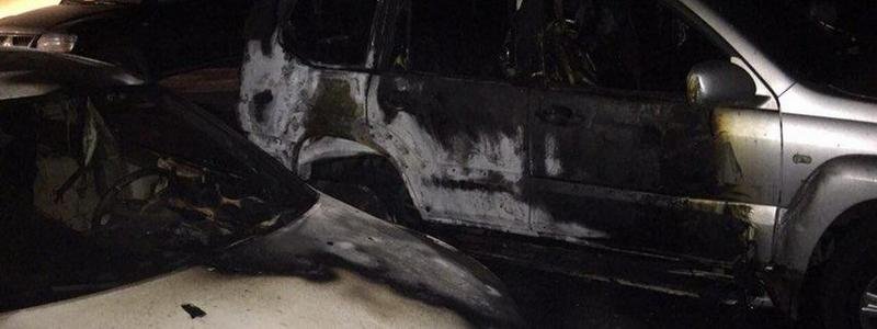 В центре Днепра сгорели два автомобиля Toyota