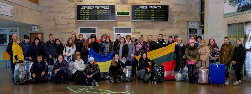 Еще 15 детей переселенцев и АТОшников отправились на обучение в Литву, - Валентин Резниченко