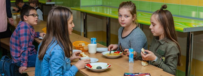 Кто и чем кормит детей в школах Днепра