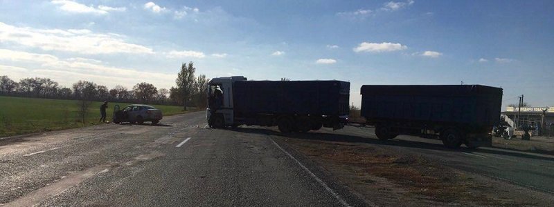 Под Днепром грузовик столкнулся с автомобилем Renault: пострадал мужчина