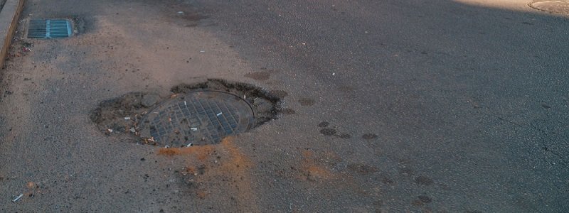 Внимание автомобилистам: в центре Днепра появились опасные ямы