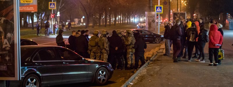 В Днепре на проспекте Поля полиция и спецназ штурмовали иномарку