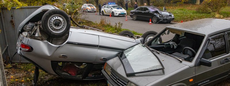 В Днепре Mercedes на большой скорости протаранил Daewoo: автомобиль перевернулся и «влетел» в ВАЗ
