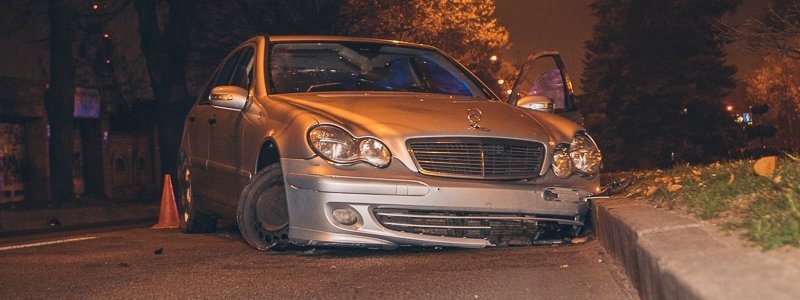 В Днепре на Гагарина пьяный водитель потерял управление и врезался в бордюр