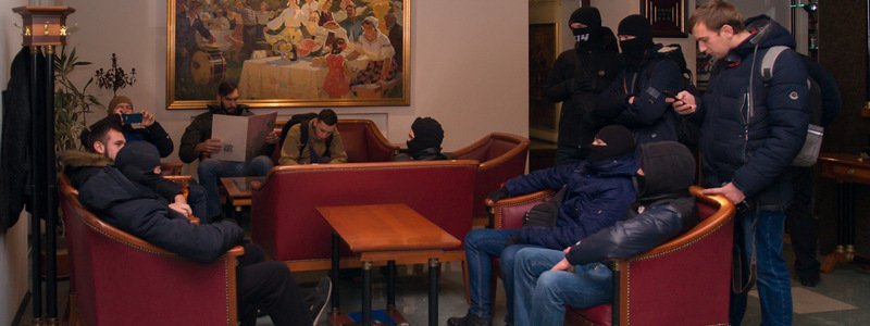 В Днепре люди в масках захватили отель на Яворницкого