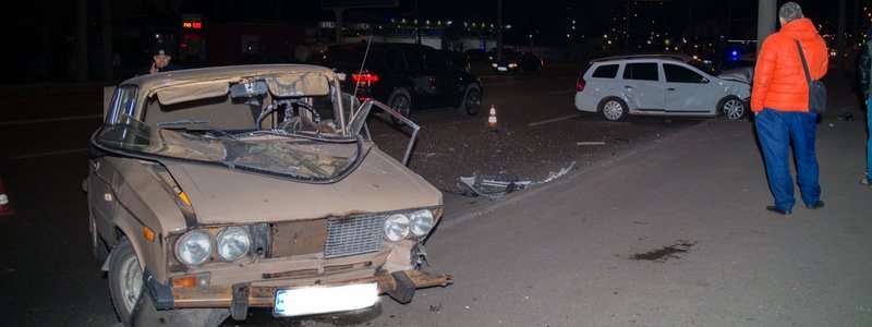 В Днепре возле "Олимпийских резервов" столкнулись ВАЗ и Renault: пострадали два человека