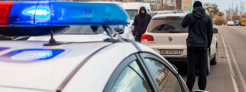 На съезде с Нового моста Volkswagen протаранил Lexus и Toyota: пострадала девушка