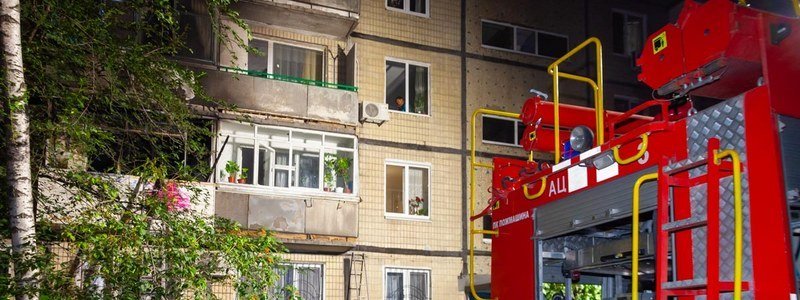 На Слобожанском проспекте горела квартира: мужчину увезли в больницу