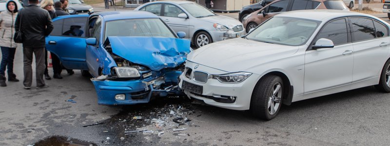 На Калиновой возле заправки ОККО столкнулись Nissan и BMW: пострадала женщина