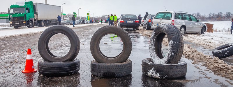 Под Днепром "евробляхеры" заблокировали Полтавское шоссе