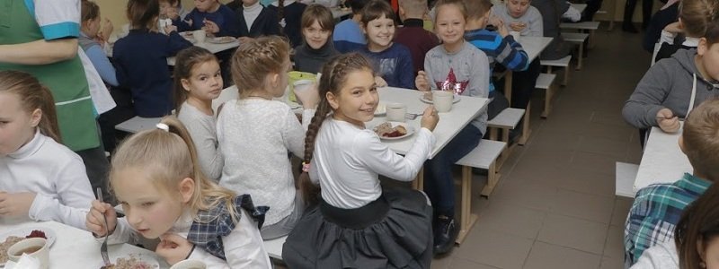 В Днепре проверили, чем кормят детей в школах и садиках
