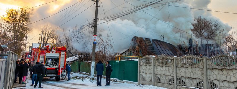 В Днепре на улице Подветренной сгорел частный дом