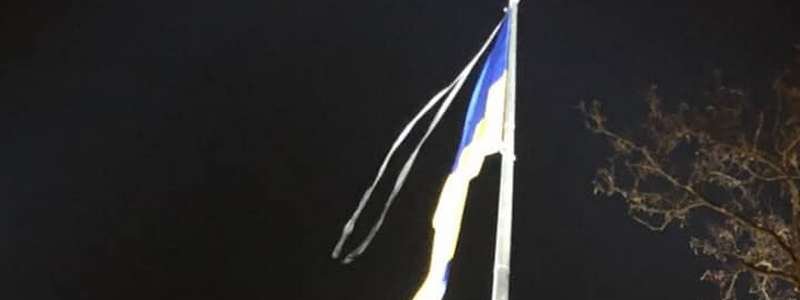 В Днепре на самый большой флаг Украины вывесили черную ленту