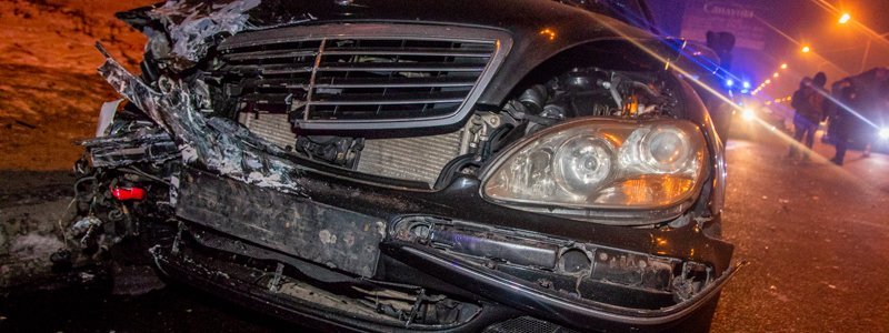 В Днепре на Донецком шоссе столкнулись три автомобиля