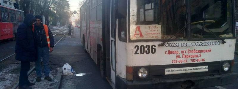 На проспекте Гагарина троллейбус столкнулся с мужчиной и заблокировал движение электротранспорта