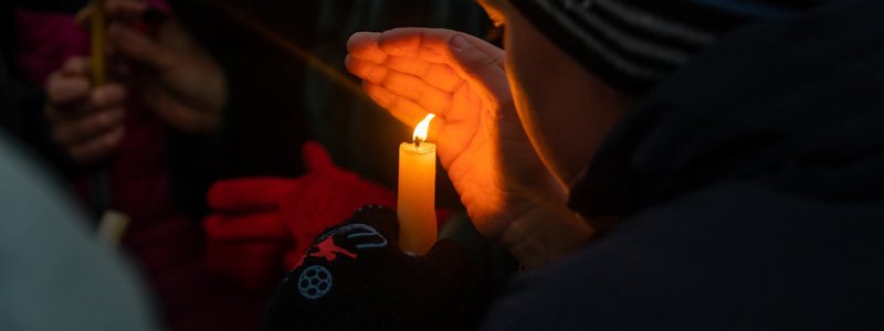 В Днепре на Вокзальной площади зажгли десятки свечей в память жертв Голодомора