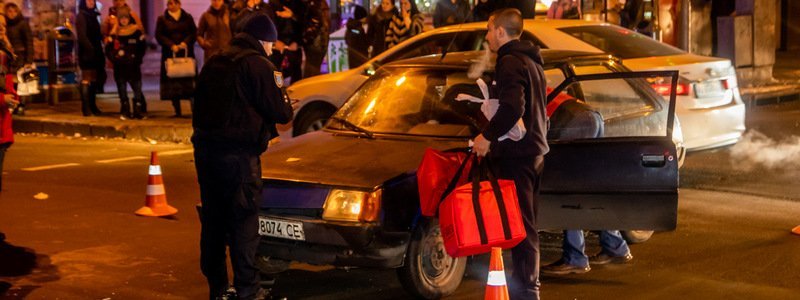 В центре Днепра автомобиль доставки Eco&Pizza сбил парня на пешеходном переходе