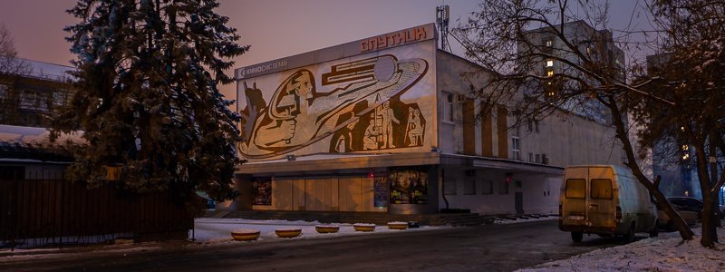 "Космические ворота": как выглядит улица Титова под покровом ночи