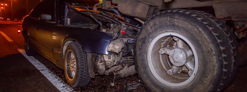 В Днепре возле ТЦ «METRO» BMW въехал в КамАЗ: пострадал мужчина