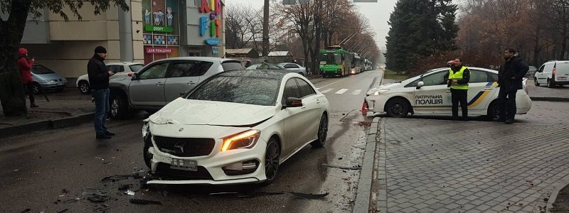 В Днепре на Гагарина столкнулись Toyota и Mercedes: пострадал мужчина, движение парализовано