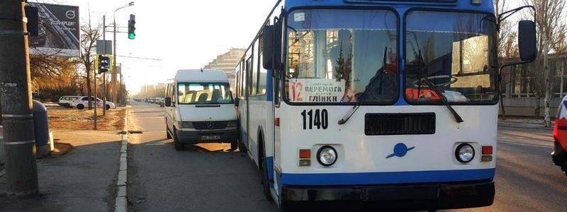 В Днепре на остановке возле Инфиза столкнулись троллейбус № 12 и маршрутка № 60