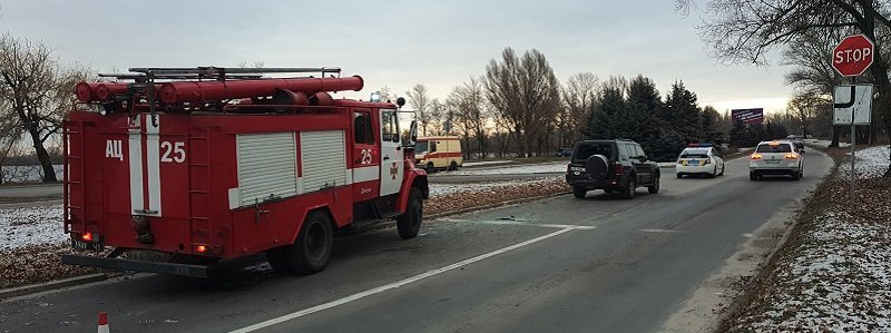 В Днепре столкнулись автомобиль Mitsubishi и пожарная машина