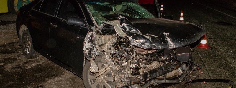 Под Днепром Toyota въехала в асфальтоукладчик: пострадавшего госпитализировали