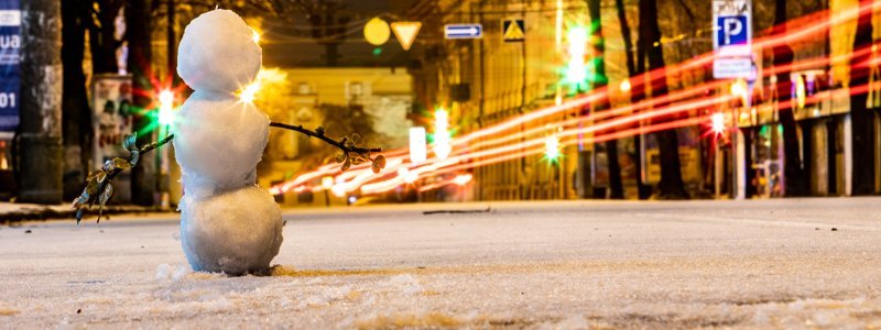 Первый день зимы: приключения снеговичка на улицах Днепра
