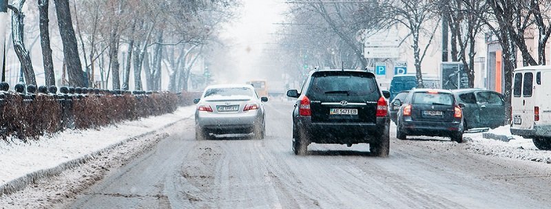 Днепр запорошило снегом: что происходит на дорогах