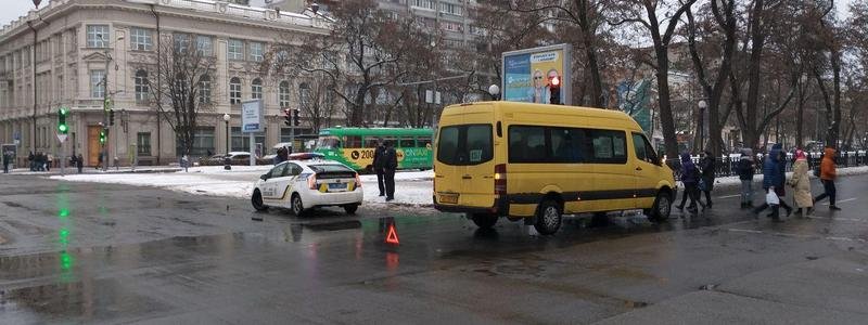 На Яворницкого столкнулись автомобиль и маршрутка с пассажирами: движение затруднено