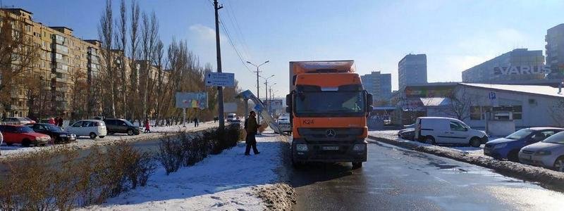 В Днепре на Красном Камне грузовик "Сільпо" сломал билборд