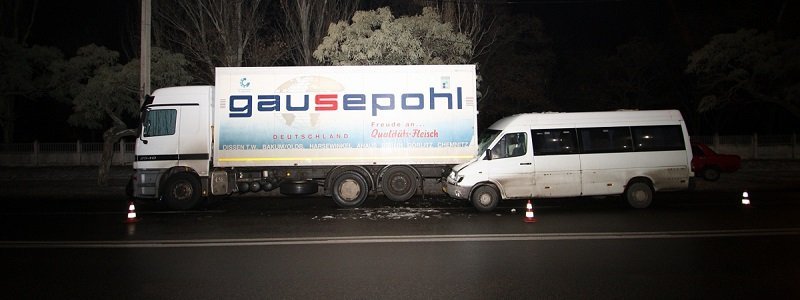 В Днепре на Калнышевского маршрутка № 57 "впечаталась" в грузовик: пострадала женщина