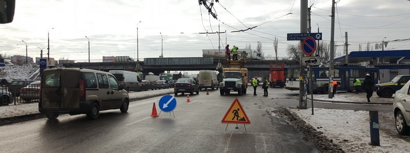 На Мануйловском проспекте из-за грузовика оборвались провода: троллейбусы стоят