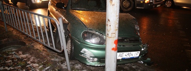 На Донецком шоссе столкнулись ЗАЗ и Nissan: движение затруднено