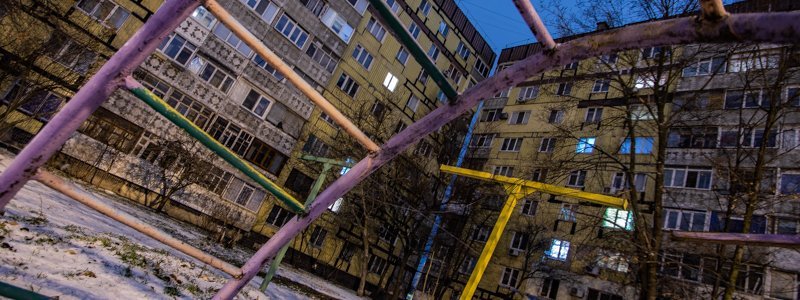 Тьма и опустевшие качели: как выглядят дворы на Березинской под покровом ночи