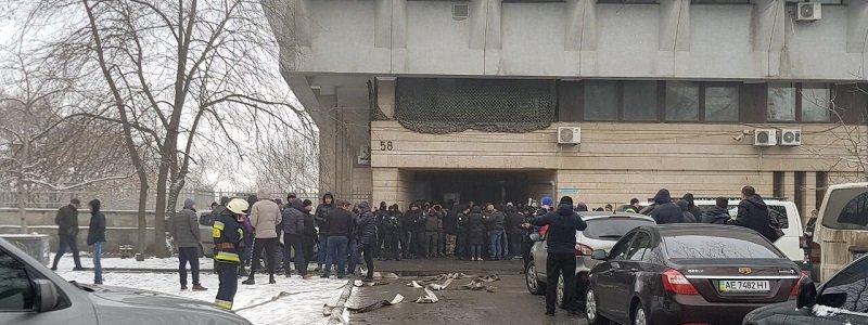 Слезоточивый газ, дымовые шашки, спасатели и полиция: что происходит возле здания "УКРОП" в центре Днепра