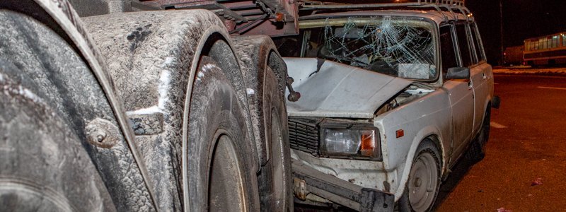 В Днепре на Донецком шоссе ВАЗ "впечатался" в DAF: пострадал мужчина