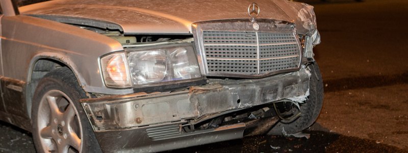 В Днепре на Шмидта столкнулись ВАЗ и Mercedes: пострадал мужчина