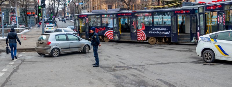 В Днепре трамвай сошел с рельсов: движение электротранспорта парализовано
