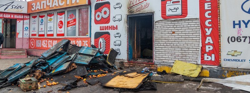 В Днепре на Донецком шоссе горел магазин автозапчастей