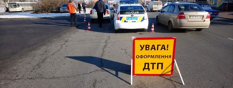В Днепре на Донецком шоссе Kia слетела с дороги из-за столкновения с Daewoo Lanos