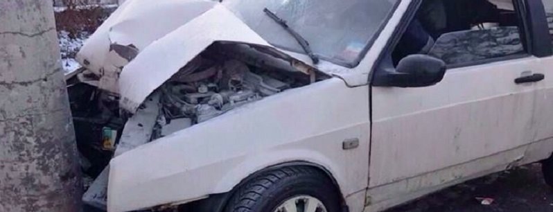 В Днепре на Маяковского автомобиль ВАЗ "влетел" в фонарь: пострадал мужчина