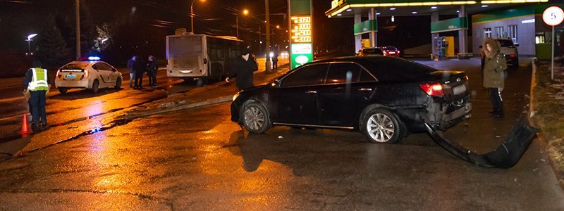 В Днепре на Сичеславской Набережной возле заправки "Юкон" столкнулись автобус с пассажирами, Nissan и Toyota