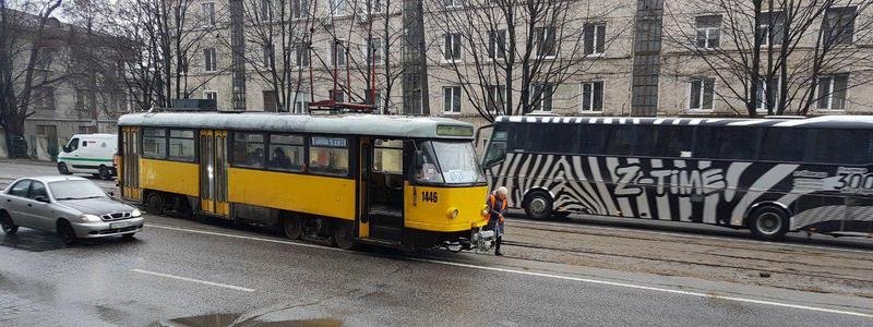 В Днепре на проспекте Мазепы трамвай № 11 сошел с рельсов
