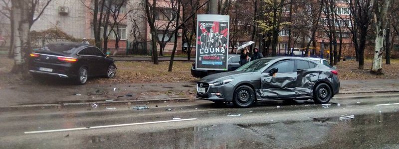 В Днепре на Ярослава Мудрого столкнулись Mazda и Mercedes